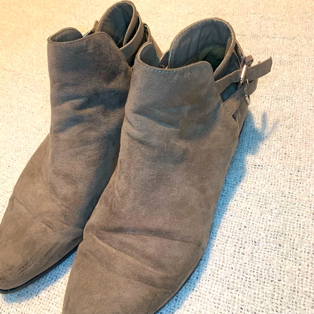 Forever 21 Size 9 Grey Suede Buckle Booties